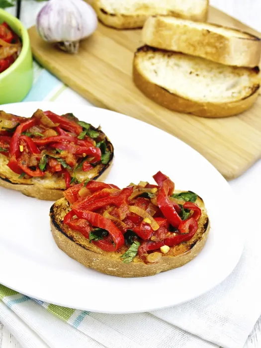 Gerahmter Druck : Bruschetta mit gerösteten Tomaten. Gerahmter Druck : Bruschetta mit gerösteten Tomaten.