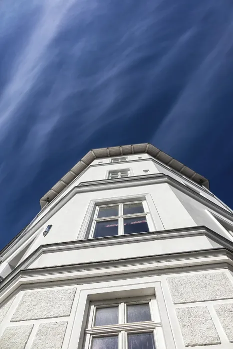 Gerahmter Druck : Vorderseite eines Gebäudes mit blauem Himmel. Gerahmter Druck : Vorderseite eines Gebäudes mit blauem Himmel.