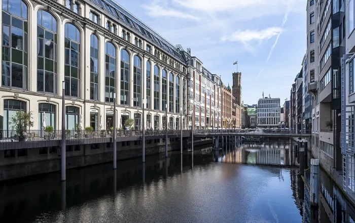 Gerahmter Druck : Bauwerk und Kanal Bleichenfleet Gerahmter Druck : Bauwerk und Kanal Bleichenfleet