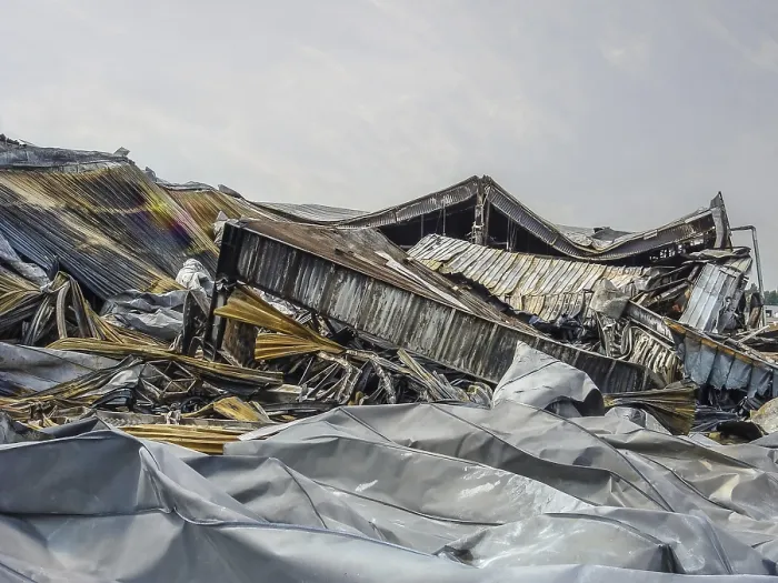 Gerahmter Druck : Ein nach einem Brand zerstörtes Gebäude. Gerahmter Druck : Ein nach einem Brand zerstörtes Gebäude.