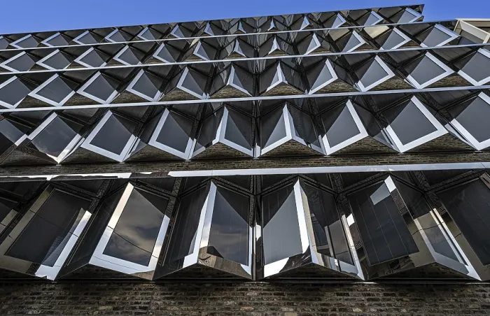 Gerahmter Druck : Fassade eines Gebäudes mit interessanten Fenstern in Ulm Gerahmter Druck : Fassade eines Gebäudes mit interessanten Fenstern in Ulm