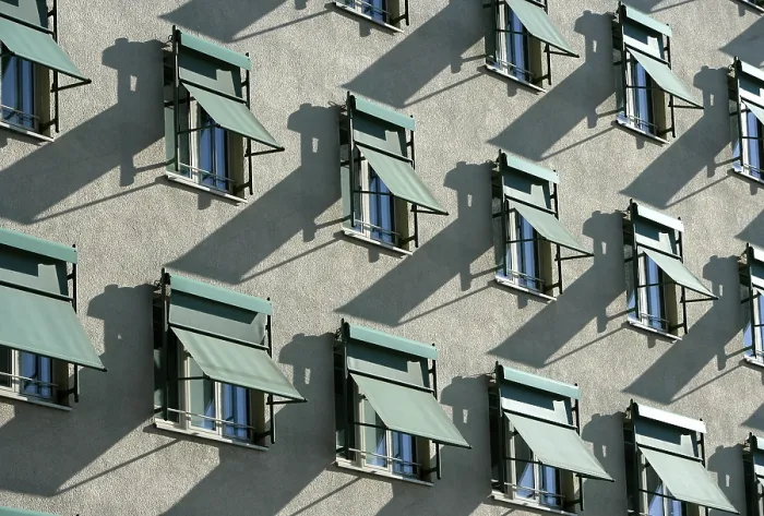 Gerahmter Druck : Fassade des Gebäudes, Fensterläden. Gerahmter Druck : Fassade des Gebäudes, Fensterläden.