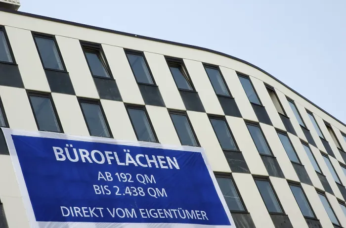 Gerahmter Druck : Bürogebäude mit leeren Räumen. Gerahmter Druck : Bürogebäude mit leeren Räumen.