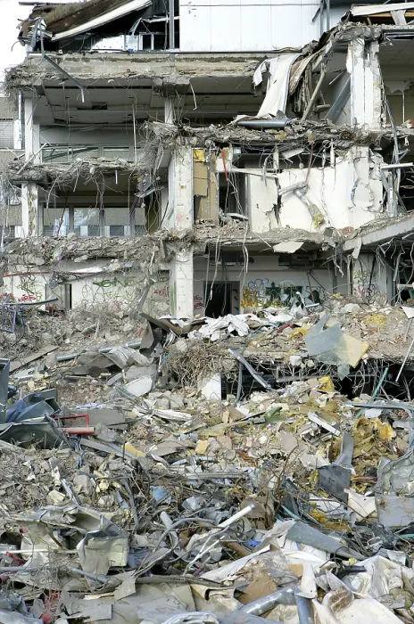 Gerahmter Druck : Ein Gebäude im Zerstörungsprozess, Abfall. Gerahmter Druck : Ein Gebäude im Zerstörungsprozess, Abfall.