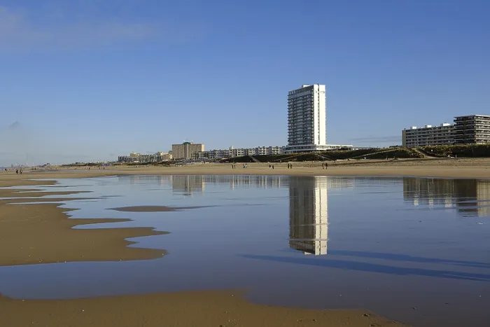 Gerahmter Druck : Bauwerk auf sandiger Strand, Reflexion. Gerahmter Druck : Bauwerk auf sandiger Strand, Reflexion.