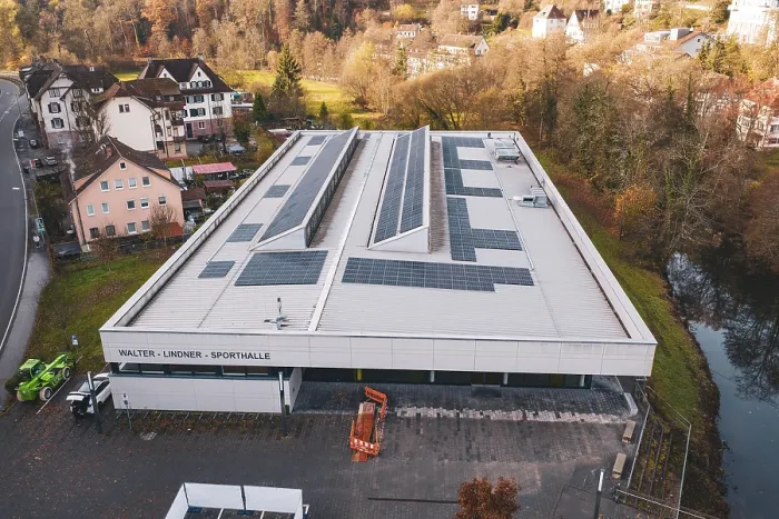 Gerahmter Druck : Bau mit Solarsystemen in einer ländlichen Umgebung. Gerahmter Druck : Bau mit Solarsystemen in einer ländlichen Umgebung.