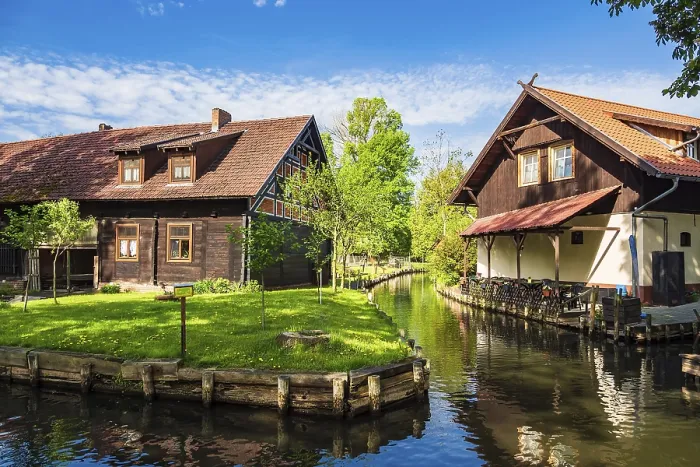Gerahmter Druck : Bauwerk im Spreewald in Lehde Gerahmter Druck : Bauwerk im Spreewald in Lehde