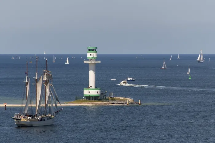 Gerahmter Druck : Großer Leuchtturm, Segelschiffe. Gerahmter Druck : Großer Leuchtturm, Segelschiffe.