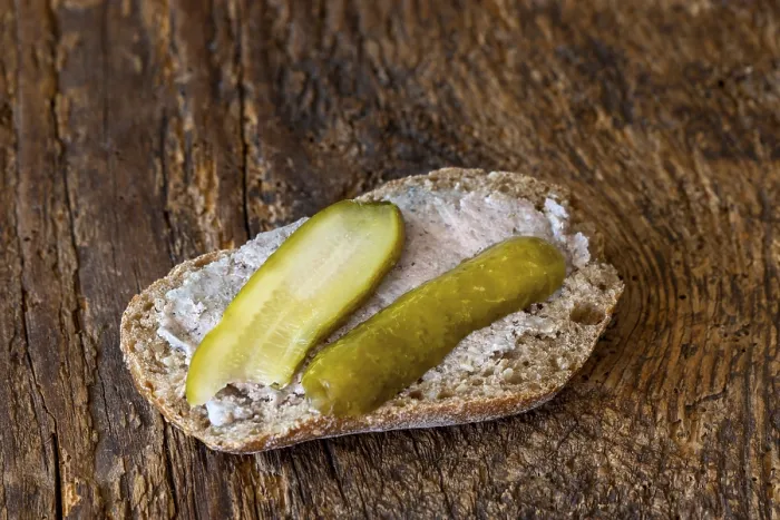 Gerahmter Druck : Brötchen mit Leberwurst und Gurke. Gerahmter Druck : Brötchen mit Leberwurst und Gurke.