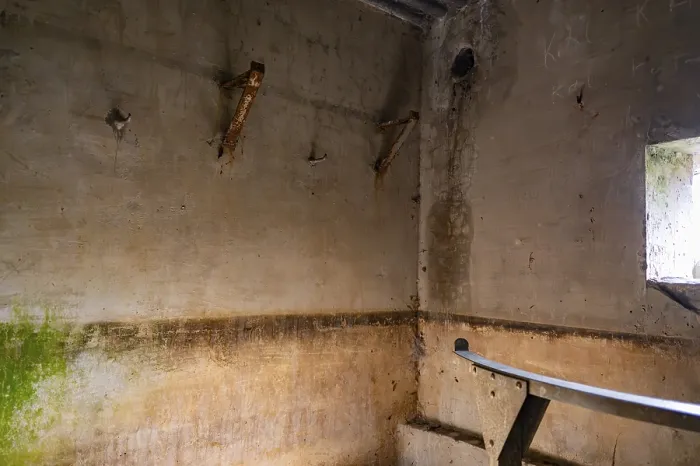 Gerahmter Druck : Bunker von innen, Bunker Cheneux Gerahmter Druck : Bunker von innen, Bunker Cheneux