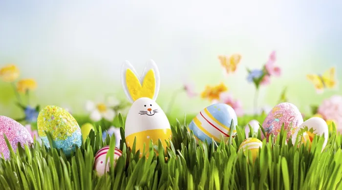 Gerahmter Druck : Ein Hase steht in einem Feld Ostereier. Gerahmter Druck : Ein Hase steht in einem Feld Ostereier.