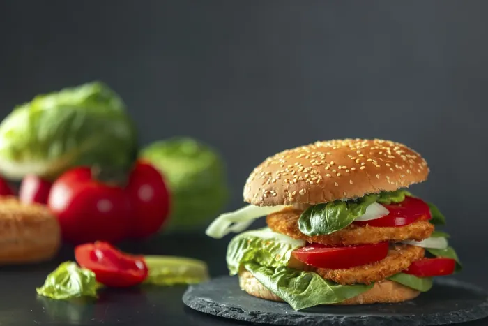 Gerahmter Druck : Hamburger mit Schnitzel, Tomaten. Gerahmter Druck : Hamburger mit Schnitzel, Tomaten.