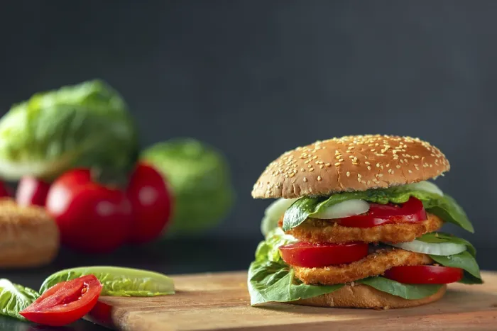 Gerahmter Druck : Burger mit Schnitzel, Tomaten. Gerahmter Druck : Burger mit Schnitzel, Tomaten.