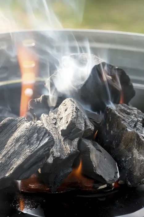 Gerahmter Druck : Brennender Holzkohle. Gerahmter Druck : Brennender Holzkohle.