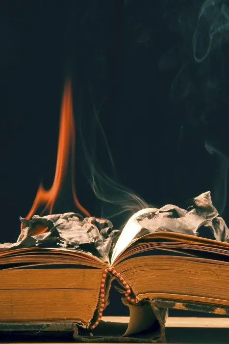 Gerahmter Druck : Brennender alter Buch Gerahmter Druck : Brennender alter Buch