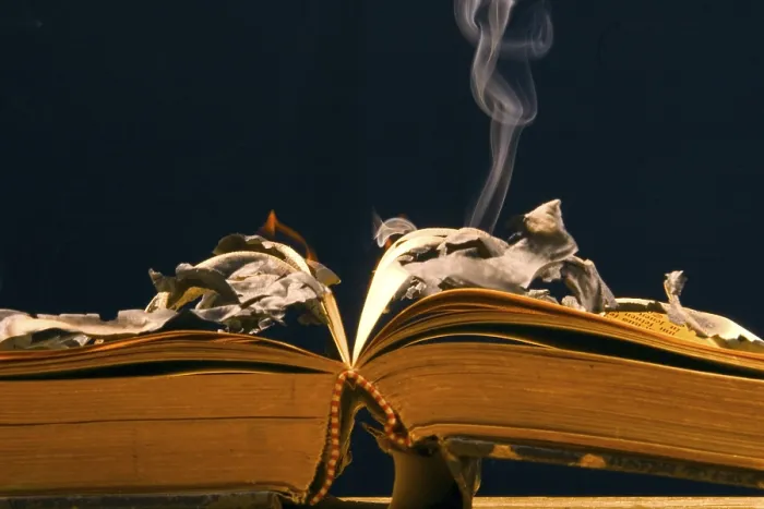 Gerahmter Druck : Brennender alter Buch Gerahmter Druck : Brennender alter Buch