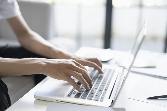 Gerahmter Druck : Unternehmer arbeitet mit Laptop-Computer, Fingers tippen auf Tastatur. Gerahmter Druck : Unternehmer arbeitet mit Laptop-Computer, Fingers tippen auf Tastatur.