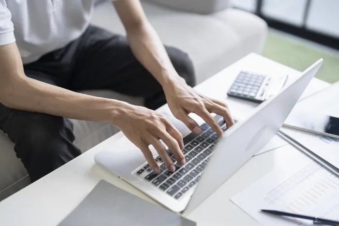 Gerahmter Druck : Unternehmer arbeitet mit Laptop-Computer, tippt auf Tastatur. Gerahmter Druck : Unternehmer arbeitet mit Laptop-Computer, tippt auf Tastatur.