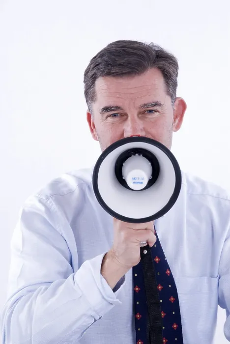 Gerahmter Druck : Unternehmer, 50+, mit Megaphon Gerahmter Druck : Unternehmer, 50+, mit Megaphon