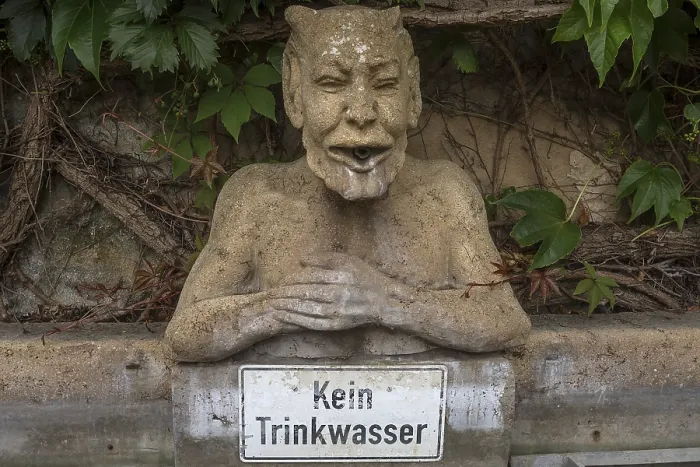 Gerahmter Druck : Teufel als Brunnenfigur Gerahmter Druck : Teufel als Brunnenfigur