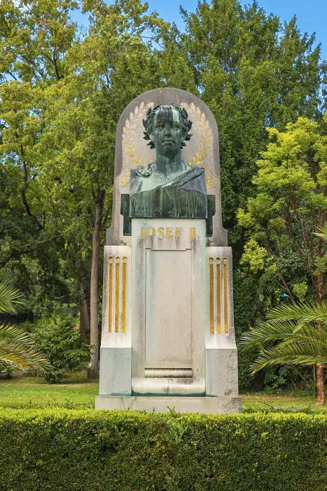 Gerahmter Druck : Büste von Joseph II auf einem Denkmal. Gerahmter Druck : Büste von Joseph II auf einem Denkmal.
