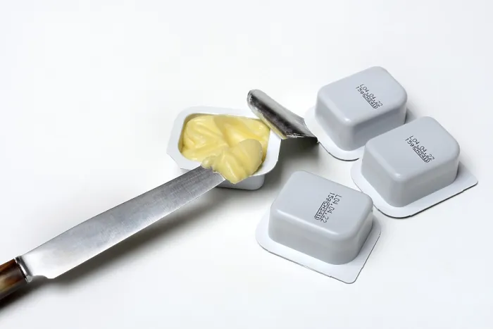 Gerahmter Druck : Butter in Frühstücksportion, Portionspack. Gerahmter Druck : Butter in Frühstücksportion, Portionspack.