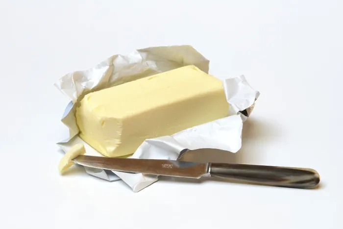 Gerahmter Druck : Butter mit geöffnetem Paket und Messer.