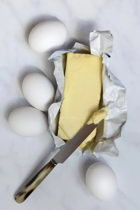 Gerahmter Druck : Butter in offener Verpackung und Eier. Gerahmter Druck : Butter in offener Verpackung und Eier.