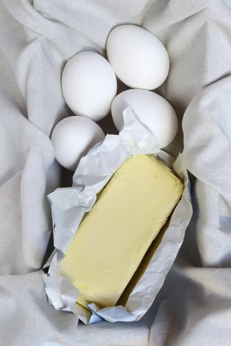 Gerahmter Druck : Butter in geöffnetem Verpackung und Eier. Gerahmter Druck : Butter in geöffnetem Verpackung und Eier.