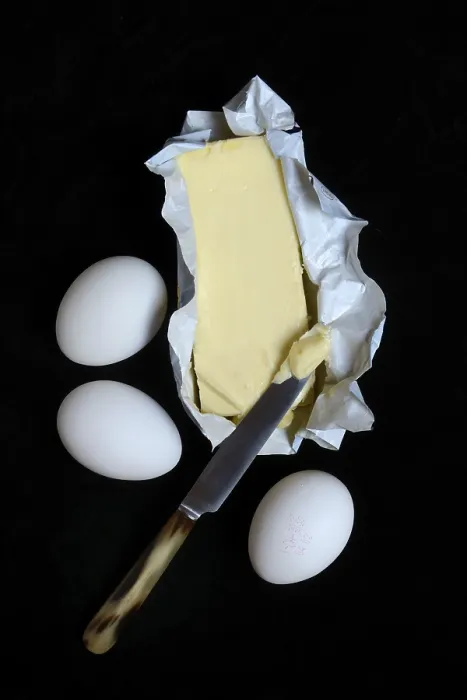 Gerahmter Druck : Butter in geöffnetem Verpackung und Eier. Gerahmter Druck : Butter in geöffnetem Verpackung und Eier.