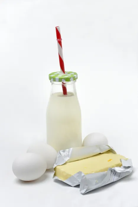 Gerahmter Druck : Butter in geöffnetem Verpackung, Eier und Milchflasche. Gerahmter Druck : Butter in geöffnetem Verpackung, Eier und Milchflasche.