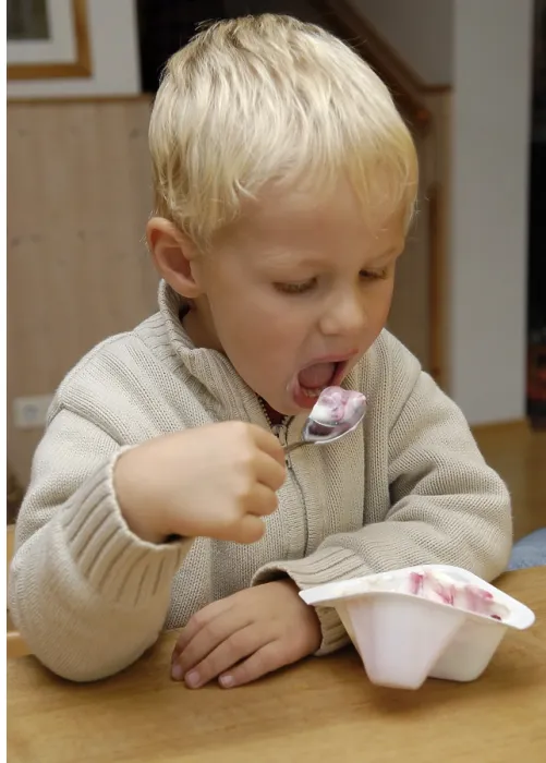 Gerahmter Druck : Kauft isst Joghurt.
