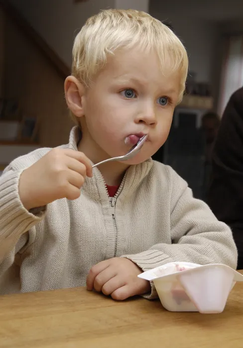 Gerahmter Druck : Kauft isst Joghurt. Gerahmter Druck : Kauft isst Joghurt.