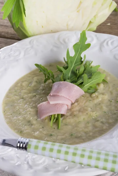 Gerahmter Druck : Kohl-Suppe mit Rucola und Prosciutto Gerahmter Druck : Kohl-Suppe mit Rucola und Prosciutto