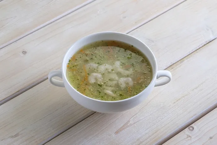 Gerahmter Druck : Kohlensuppe mit Garnelen Gerahmter Druck : Kohlensuppe mit Garnelen