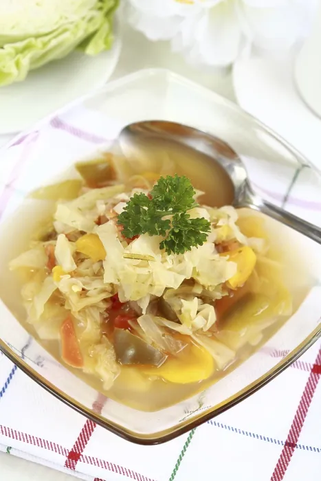 Gerahmter Druck : Kohl-Suppe mit Gemüse. Gerahmter Druck : Kohl-Suppe mit Gemüse.