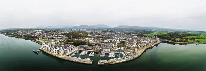 Gerahmter Druck : Caernarfon-Schloss aus der Vogelperspektive Gerahmter Druck : Caernarfon-Schloss aus der Vogelperspektive