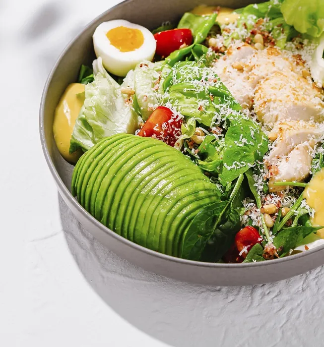 Gerahmter Druck : Salat mit Hähnchenbrust von Caesar. Gerahmter Druck : Salat mit Hähnchenbrust von Caesar.
