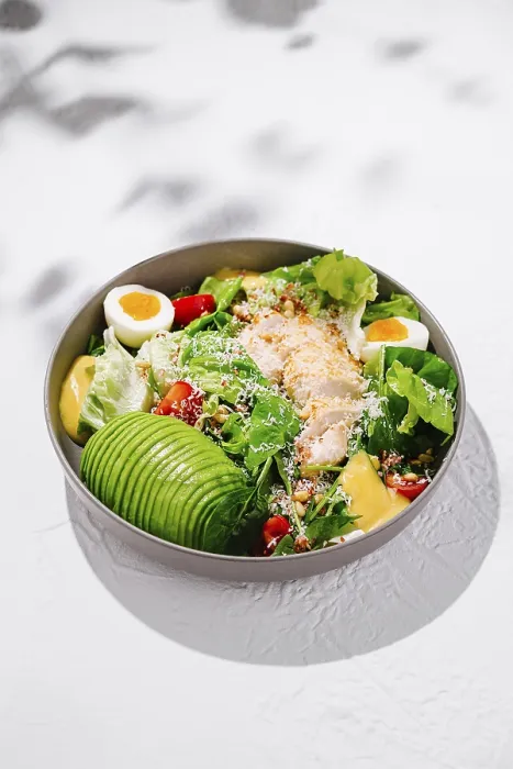 Gerahmter Druck : Salat Caesar mit Hähnchenbrust