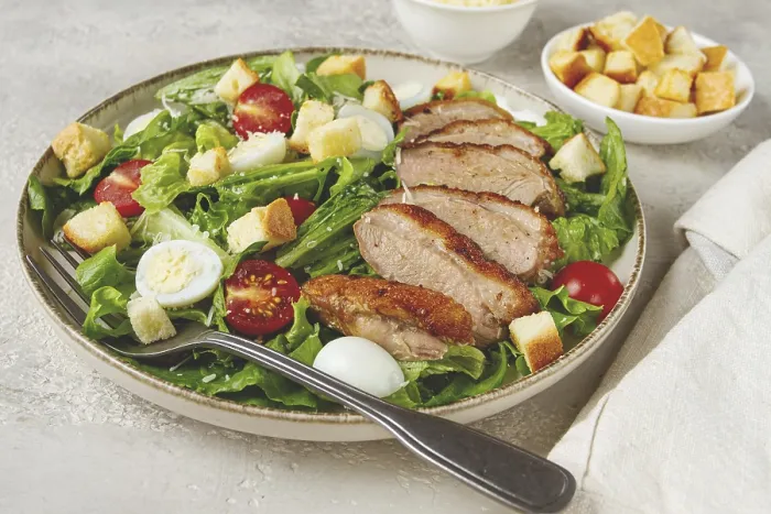Gerahmter Druck : Salat Caesar, mit Entebrust. Gerahmter Druck : Salat Caesar, mit Entebrust.