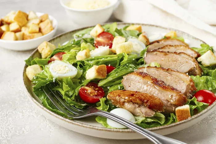 Gerahmter Druck : Salat Caesar, mit Entebrust. Gerahmter Druck : Salat Caesar, mit Entebrust.