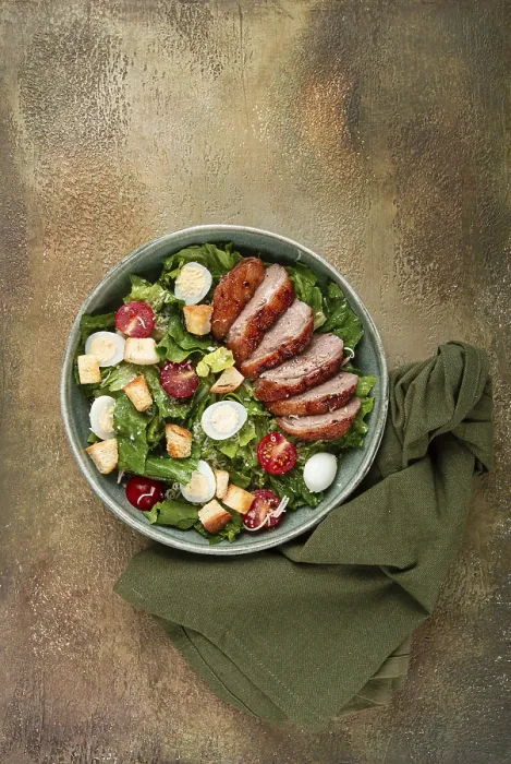 Gerahmter Druck : Salat Caesar, mit Entebrust. Gerahmter Druck : Salat Caesar, mit Entebrust.