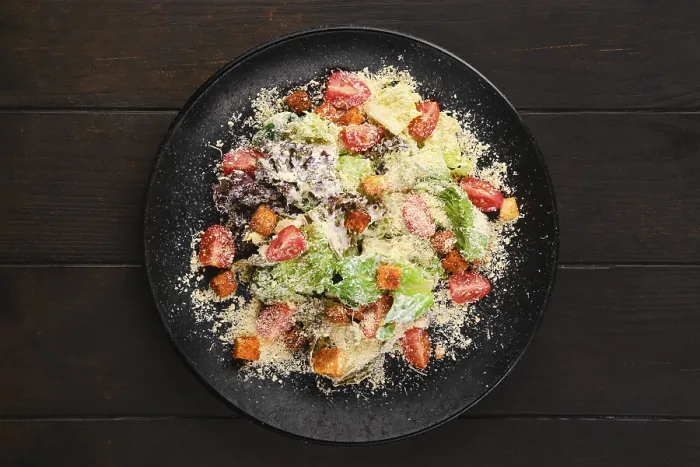 Gerahmter Druck : Salat mit frischen Gemüse nach Caesar-Art.