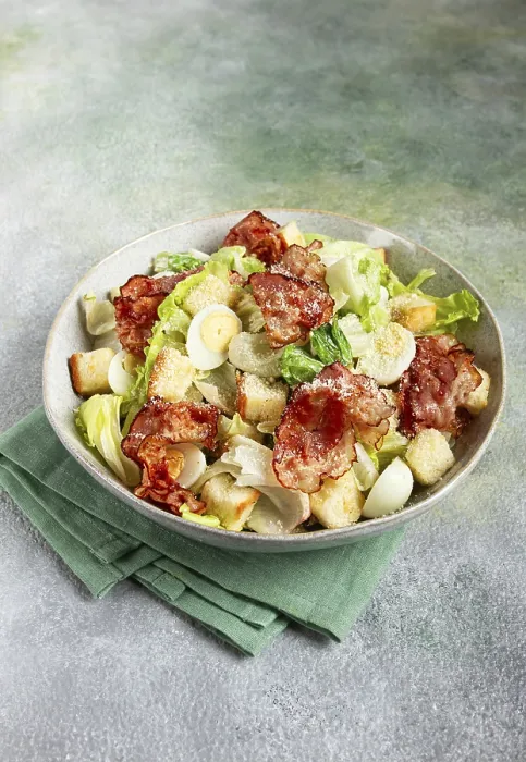 Gerahmter Druck : Caesar-Salat mit gebratenem Speck, Quail-Ei Gerahmter Druck : Caesar-Salat mit gebratenem Speck, Quail-Ei
