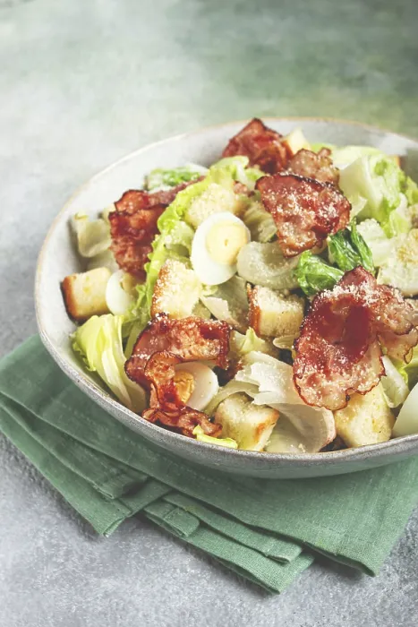 Gerahmter Druck : Salat Caesar mit gebratenem Speck, Quail-Eiern. Gerahmter Druck : Salat Caesar mit gebratenem Speck, Quail-Eiern.