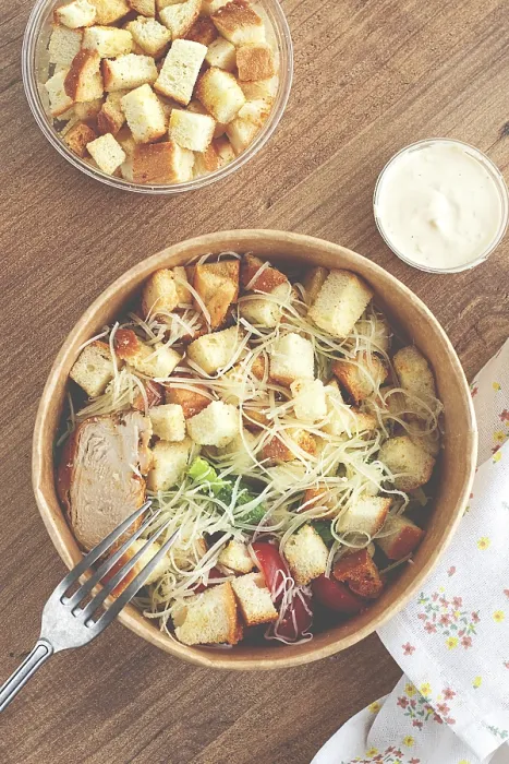 Gerahmter Druck : Salat Caesar in einem Papierbecher. Gerahmter Druck : Salat Caesar in einem Papierbecher.