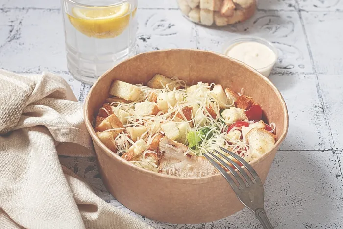 Gerahmter Druck : Salat Caesar in einem Papierbecher. Gerahmter Druck : Salat Caesar in einem Papierbecher.