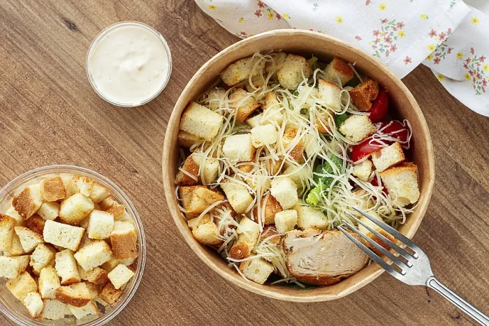 Gerahmter Druck : Salat Caesar in einem Papierbecher. Gerahmter Druck : Salat Caesar in einem Papierbecher.