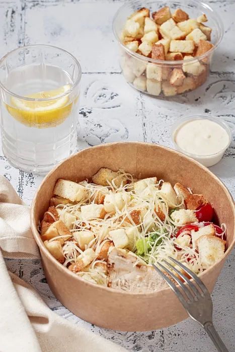 Gerahmter Druck : Salat Caesar in einem Papierbecher. Gerahmter Druck : Salat Caesar in einem Papierbecher.