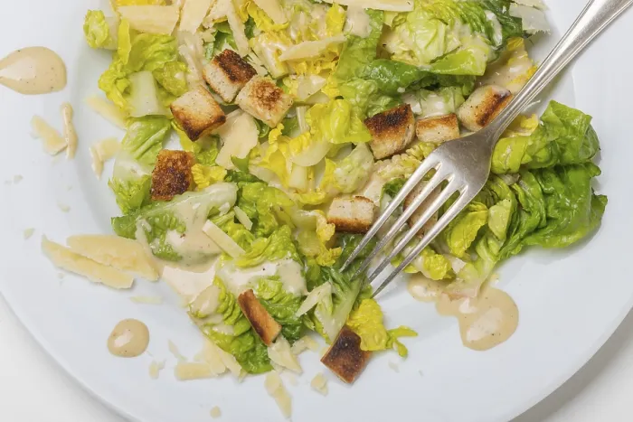 Gerahmter Druck : Salat Caesar auf einem Teller. Gerahmter Druck : Salat Caesar auf einem Teller.